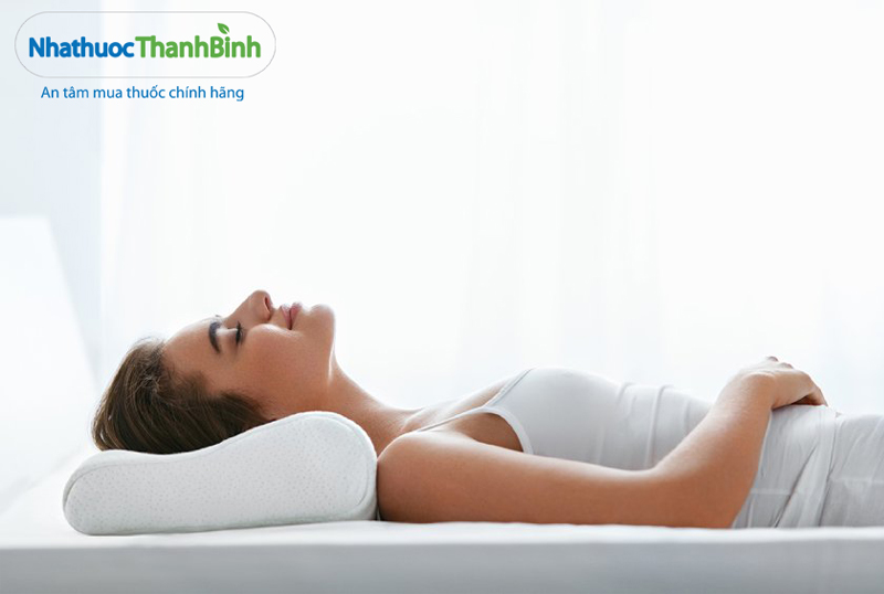 Tư thế ngủ nằm ngửa kê cao gối giúp lưu thông không khí vùng mũi tốt hơn từ đó giảm viêm xoang