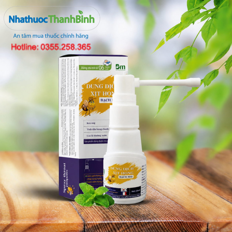 Xịt Họng Bạch Mai chứa keo ong, nano bạc cùng các chiết xuất thảo dược thiên nhiên, giúp làm sạch họng, hỗ trợ giảm ngứa rát, khàn tiếng và bảo vệ vùng họng cho cả gia đình.